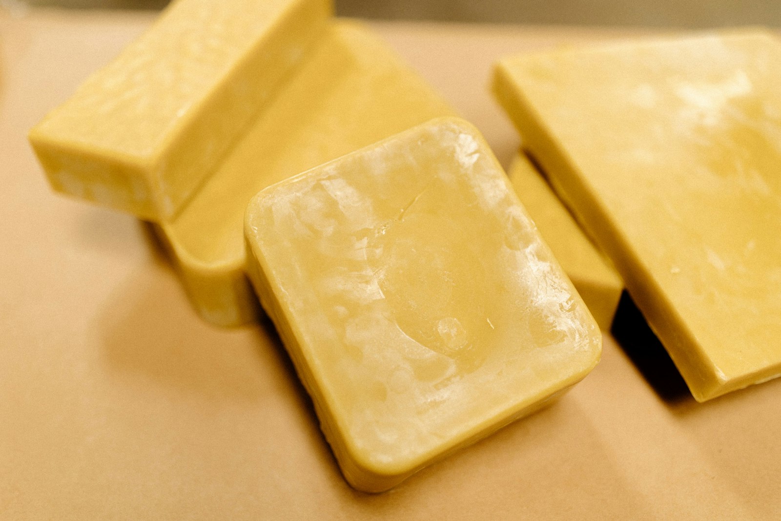 Blocs de cire d'abeille jaune posés sur une table