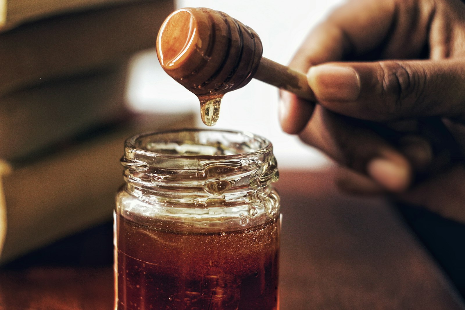 Pot de miel ambré accompagné d'un morceau de rayon